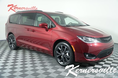 2019 Chrysler Pacifica Touring L FWD Van Backup Camera Remote Start Push Start New 2019 Chrysler Pacifica Touring L FWD Van Backup Camera Remote 31Dodge 191967