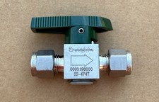 Swagelok 1/4" Stainless Steel Instrument Quarter Turn Plug Valve SS-4P4T  New