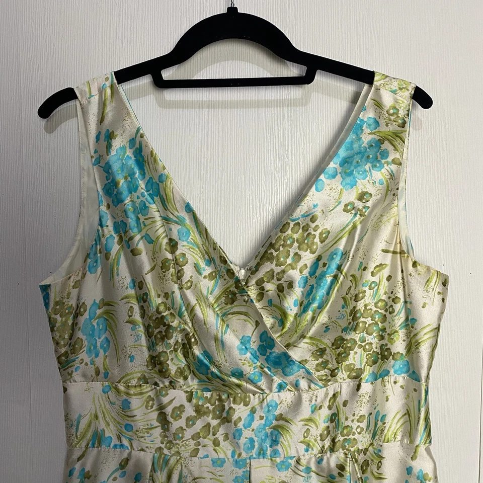 Vestido Talbots Feminino Flores de Seda Sem Mangas Fit & Flare Forrado Tamanho 10P. - Imagem 2 de 4