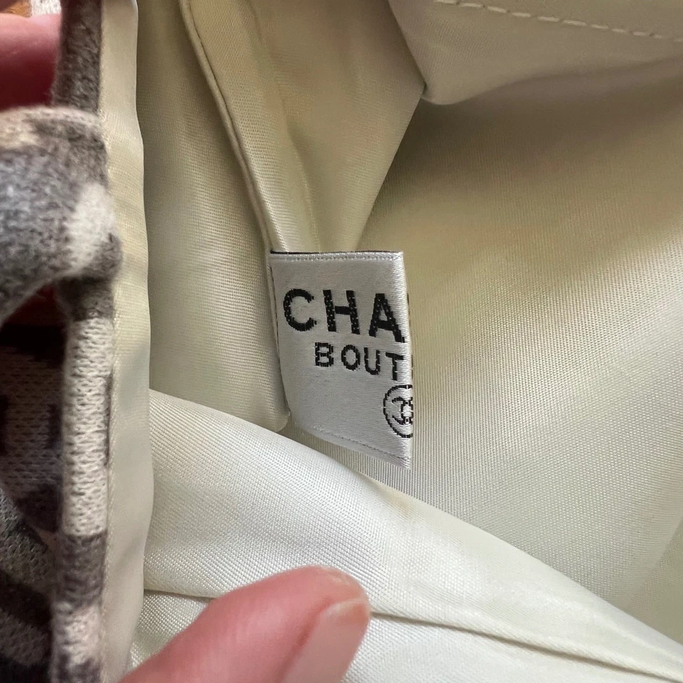 Bolso de Mano CHANEL Cartera Gris y Blanco con Logo Nuevo Boutique ¡RARO! Foto 4 de 4