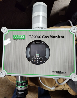 MSA TG5000 Gas Monitor w/ Banner B-TL70-TC Unit   A-1-16-0-00-0-2-2-C