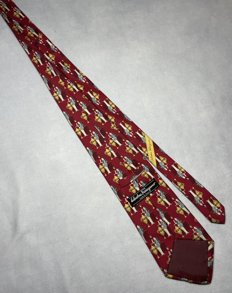 Corbata de seda Salvatore Ferragamo para hombre roja campeón de tenis trofeo estampado Italia Foto 3 de 4