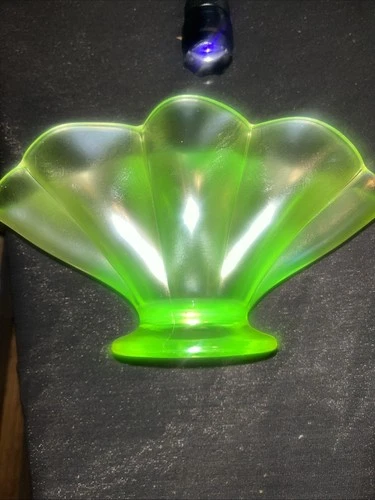 FENTON GLASS FAN VASE FLORENTINE GREEN IRIDESCENT GLAZE STRETCH GLASS
