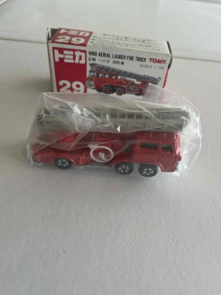TOMY 1:125 SCALE DIECAST HINO AERIAL LADDER FIRE TRUCK NO 29 COMES MINT BOXED - Image 4 of 4