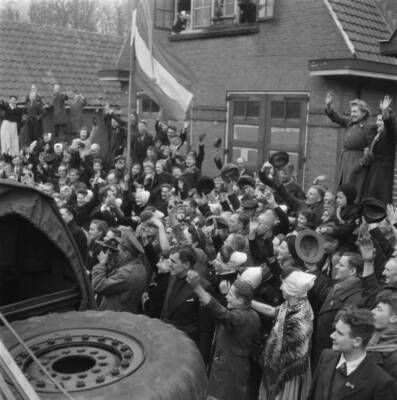 Domburg. Queen Wilhemina's column is waved and cheered by a crowd,- Old Photo