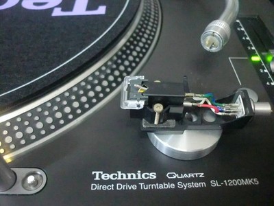 Technics SL-1200MK5 Direct Drive Turntable Shure M44G New Stylus
