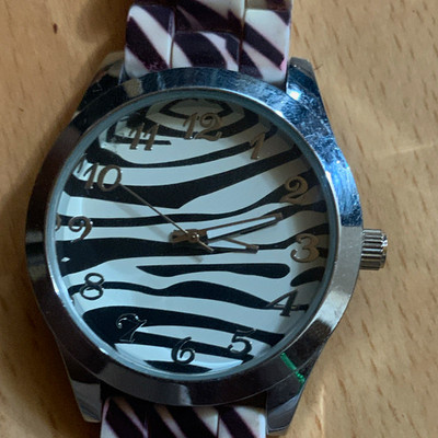Geneva Damen Armbanduhr Quarz Analog Zebra Zifferblatt Weißes Armband Silber