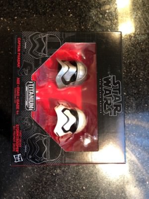 Star Wars Black Series Titanium – Statuetta In Metallo Captain Phasma, 10 Cm Con Base - 2
