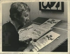 1976 Press Photo Judith Reynolds designs flyer at College of St. Rose, New York