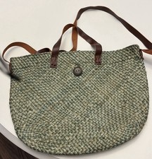 Esprit Borsa tote in paglia intrecciata verde con cinghie in pelle e chiusura con bottoni