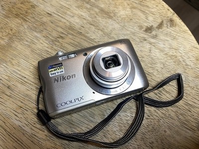 Nikon Coolpix A300 Digital Camera 20.1 MP 8x Zoom TESTED Works HAS