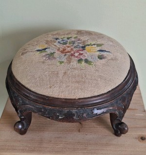 Antiguo reposapiés de madera bordado patrón floral pieza decorativa
