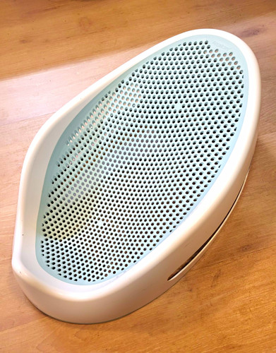 Angelcare Soft Touch Baby Bath Support Ergonomic Non-Slip Bath Seat White/Blue.