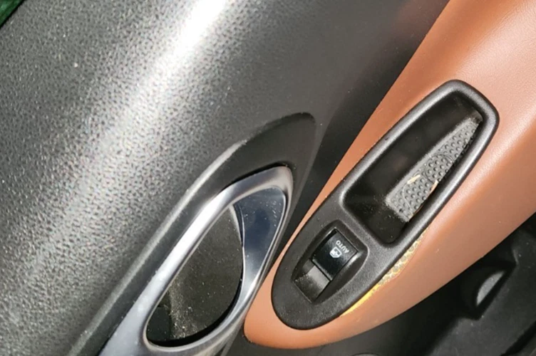 Porta traseira lateral de passageiros Fiat 500L 2014 branca - Imagem 3 de 3