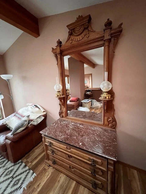 Antiguo tocador victoriano de nogal burled, tapa de mármol rojo y espejo Foto 2 de 4