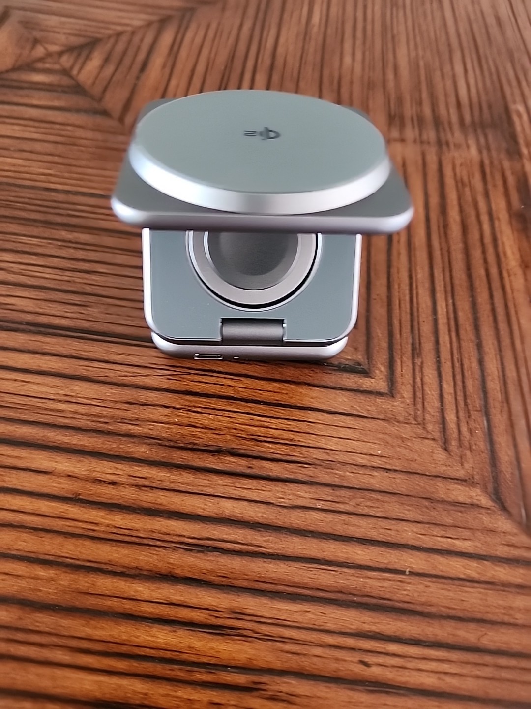 Kuxiu X40Q 3 In 1 Foldable Magnetic Wireless Charging Stand Phone Watch Earbuds