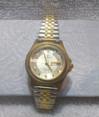 Waltham Quartz Watch Gold Dial Case Day Date Women WR New Bat