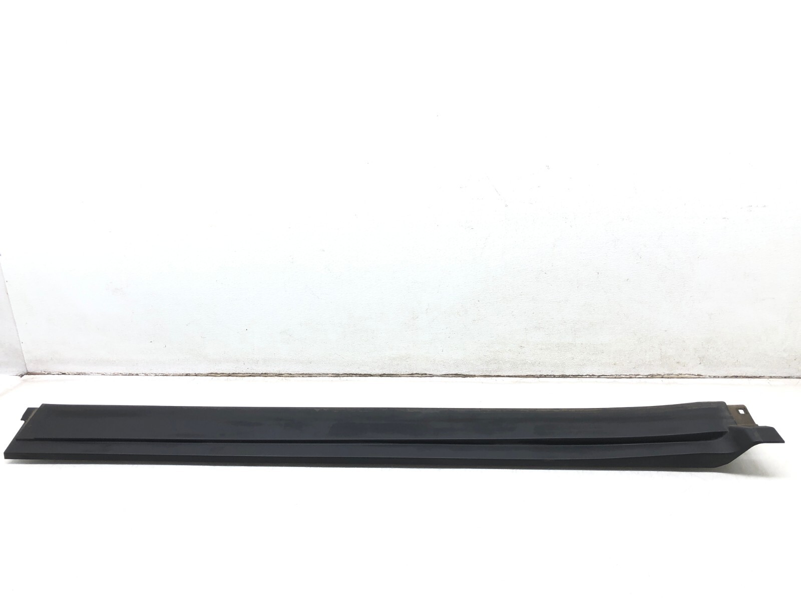 2017-2020 MASERATI LEVANTE RIGHT PASSENGER SIDE SKIRT ROCKER PANEL MOLDING OEM