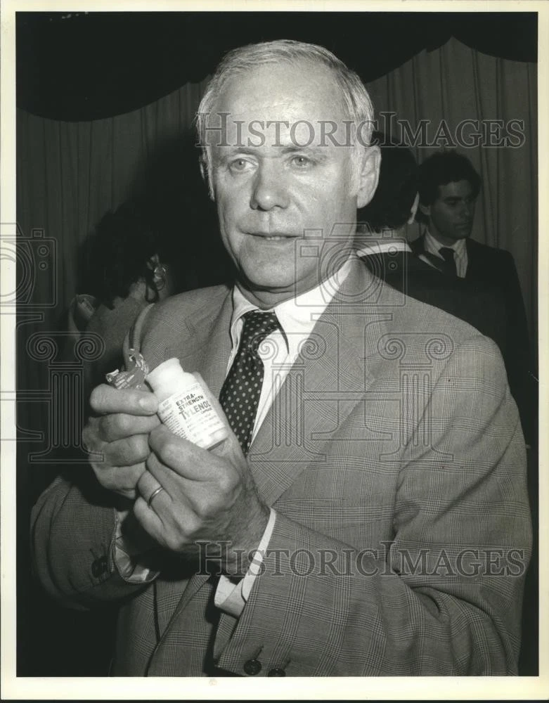 1983 年プレスフォト Johnson & Johnsonの会長James Burke 新品タイレノールを保持 - 画像1/2