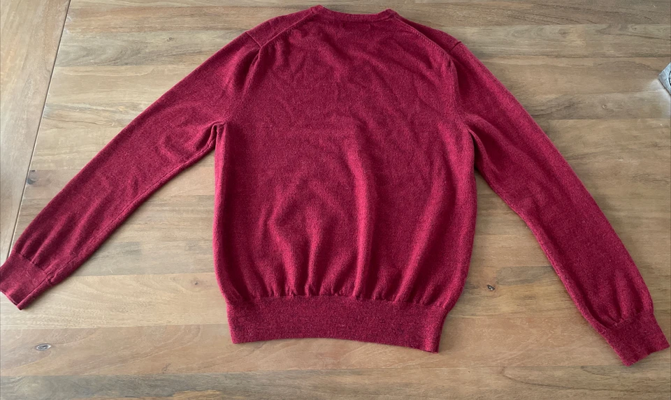 Suéter Express 100 % lana merino cuello en V manga larga para mujer grande rojo calce moderno Foto 2 de 4