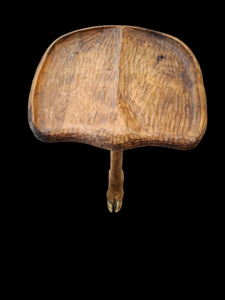 Antiguo asiento de taburete tallado a mano con patas de ciervo de cabina rústica 15,25"  Foto 2 de 4