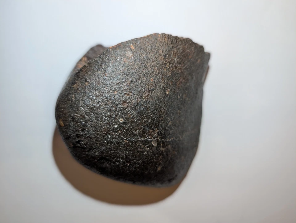 Condrita Meteorito NWA 617 gramos (1,36 lb) forma impresionante - Imagen 2 de 4