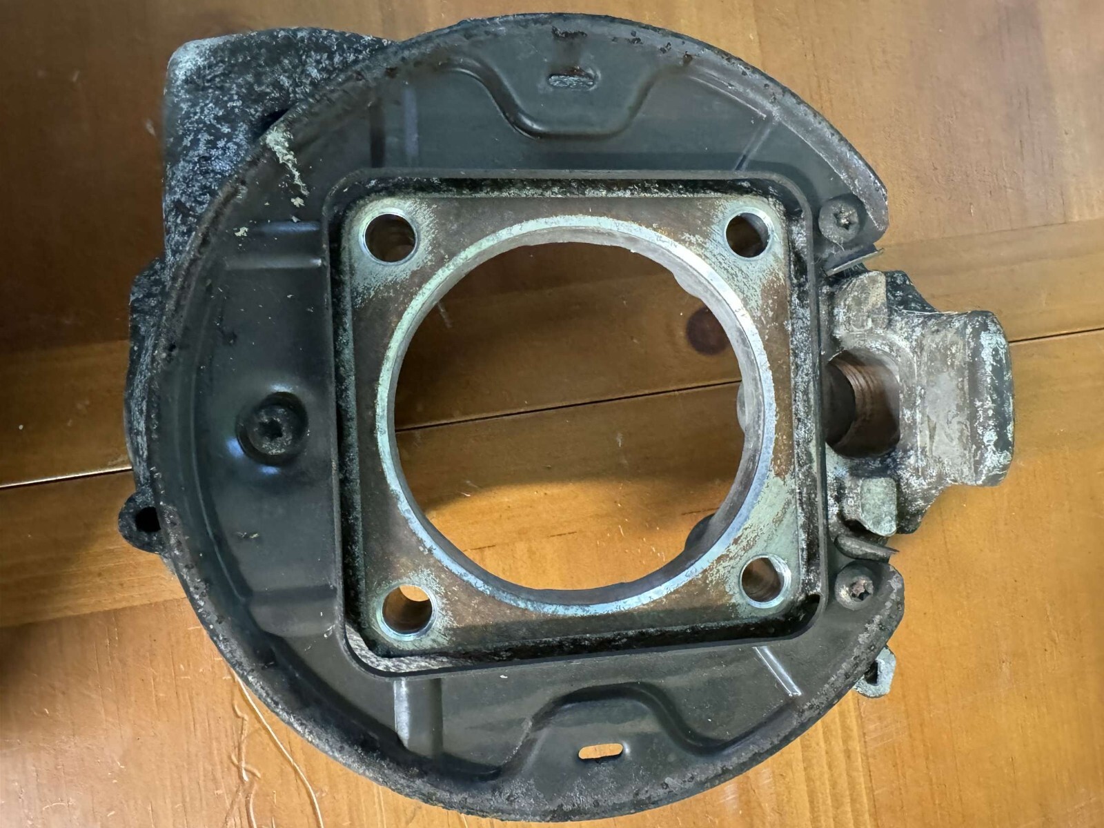 2004-2005 Maserati Quattroporte Right Rear Spindle Knuckle Hub OEM