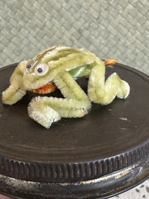 RARE, VINTAGE Green Pipe Cleaner FROG, MADE IN JAPAN 2 x2 