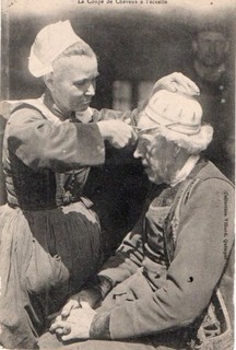 29 CPA 1912 EN BRETAGNE CHEZ LE PERRUQUIER LA COUPE DE CHEVEUX A L'ECUELLE