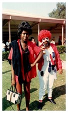 Costume pagliaccio Halloween adolescente afroamericano anni 80 borsa Gucci foto vintage	