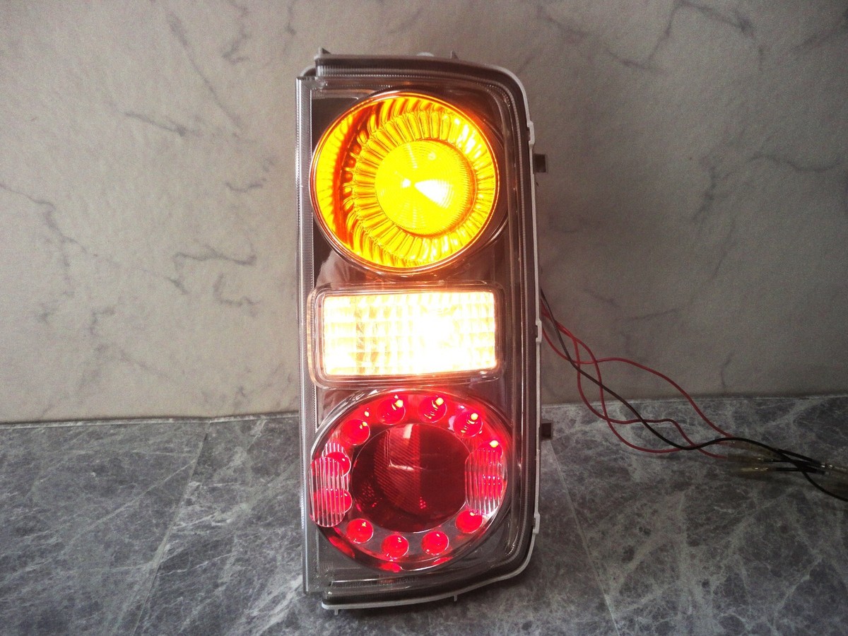 NISSAN ELGRAND E51 Genuine LED Tail Light Rear Combination Lamp