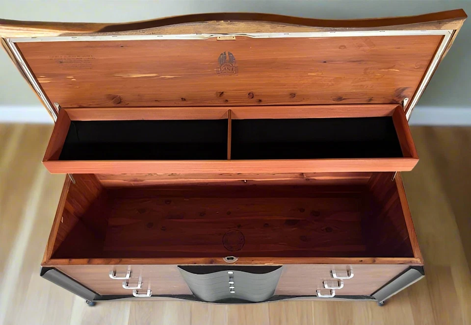 Meados do século moderno Cedar Hope Chest by Lane Furniture – BLOQUEIO REMOVIDO POR SEGURANÇA - Imagem 2 de 4