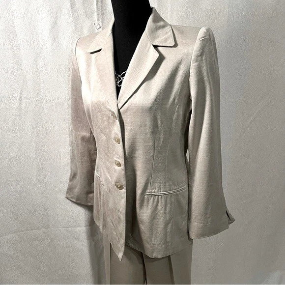 Ellen Tracy Linda Vintage Allard silk  blend silver petite Medium pantsuit. - Image 3 of 4