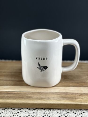 Rae Dunn Ivory Blk LL “CHIRP” Bird Ceramic Mug New Release HTF Brand NEW - Afbeelding 1 van 6
