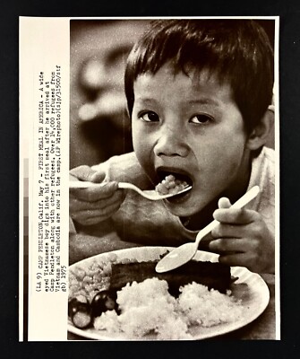 1975 Camp Pendleton CA Vietnamese Refugee Boy Eating Rice Vintage Press Photo
