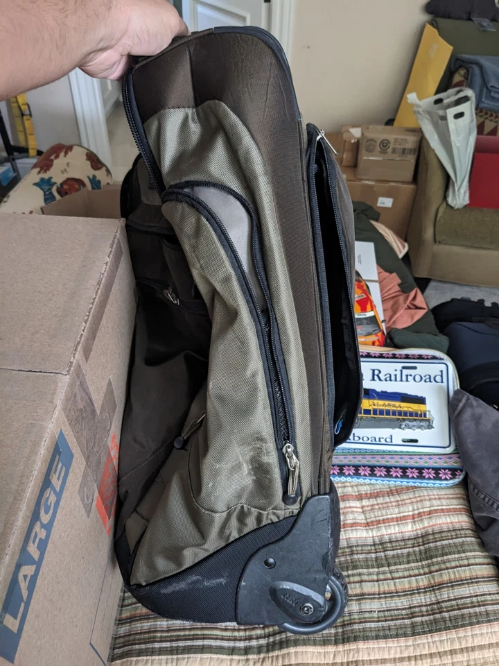 "Bolsa de mano convertible REI equipaje con ruedas 22"" verde lona" Foto 4 de 4