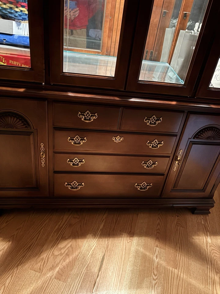 Vitrina Stanley Furniture Modelo 2120 Vidrio Iluminado y Madera con Estantes Foto 2 de 4