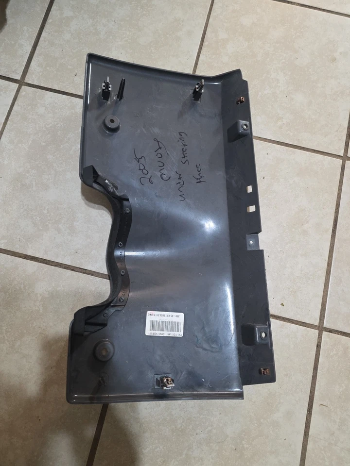 05-09 Chevy Trailblazer GM 15111566 Panel de ajuste de rodillera delantero lado del conductor Foto 2 de 3