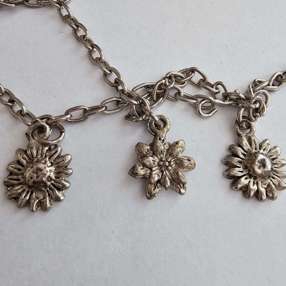 Collar de cadena vintage con dije de flores en tono plateado esta cadena vintage en tono plateado Foto 2 de 3