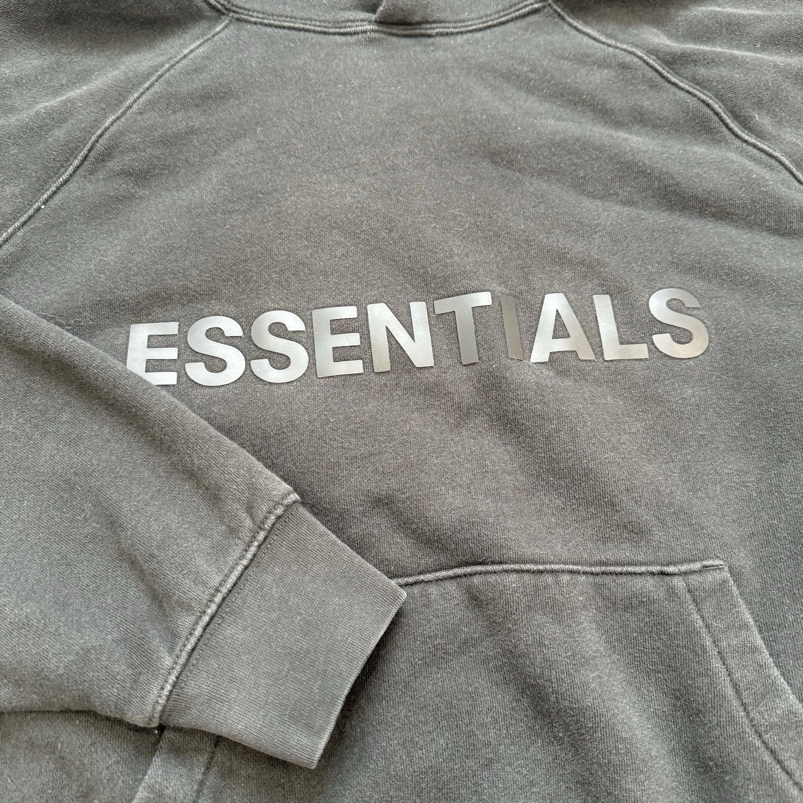 Felpa con cappuccio Fear of God Essentials nera con applicazioni taglia S