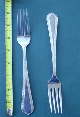Lunt EARLY COLONIAL 2 Dinner Forks 8'' Stainless 18/8 Japan Stainless