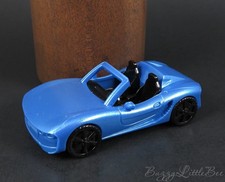 Coche de carreras Rainbow High Marina azul brillante y brillante solamente