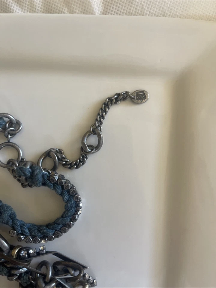 Collar de doble cadena tono plata Juicy Couture con pedrería y dijes Foto 3 de 4