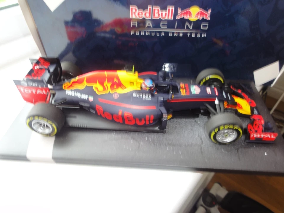 Max Verstappen Red Bull RB12 Tag Heuer 2016 F1 Minichamps 1:18 1ª victoria Foto 3 de 4