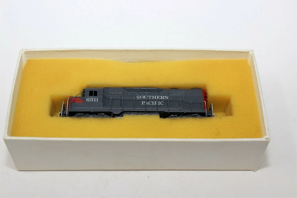 N Scale Hallmark GP-35 C&NW Low Nose "Southern Pacific" Locomotive BRASS - Image 3 of 4
