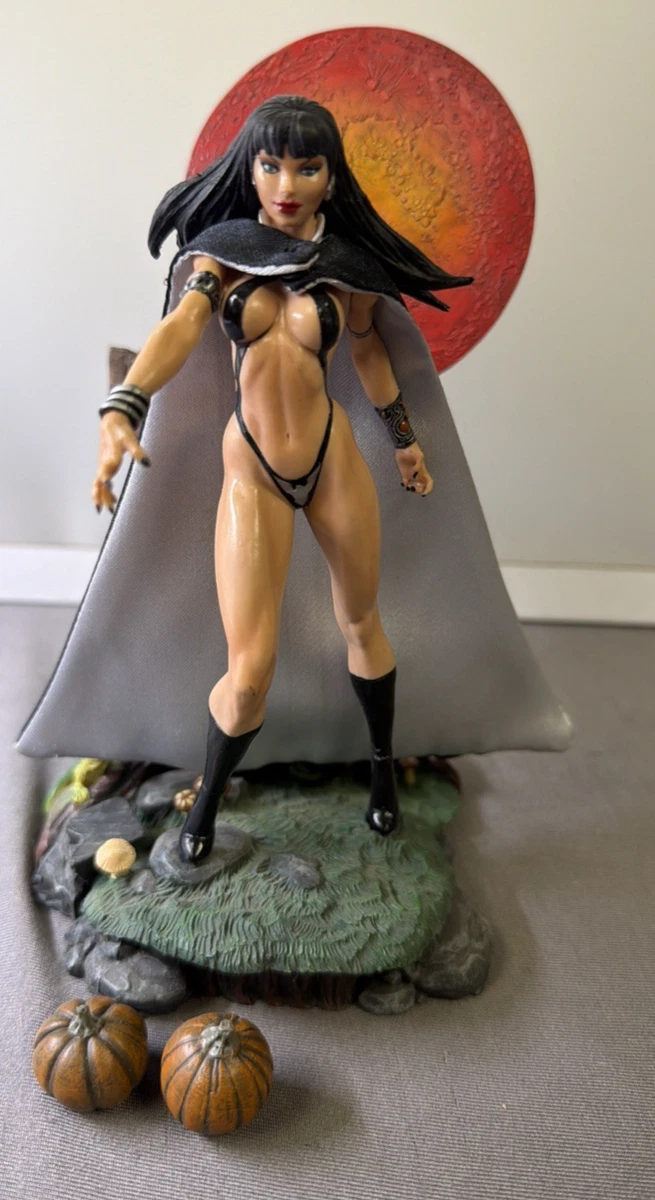 Julie Strain as Vampirella Clayburn Moore Action Figure 2000 Toy NOC T7