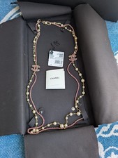 Etichetta collana GHW logo Chanel CC B21P in pelle rosa con perle e cristalli