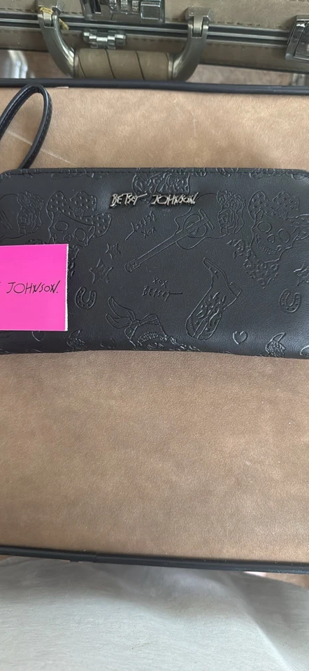 Betsey Johnson Calavera Botas Vaqueras Guitarra Billetera Cremallera Alrededor Muñequera Bolso sin asas negro Foto 2 de 4