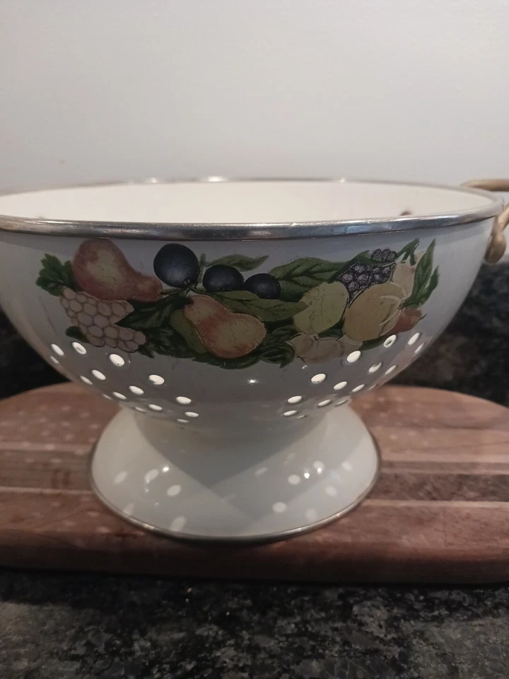 Colador Regency Club 9 pulgadas blanco con asas a base de patrón de frutas Foto 2 de 4