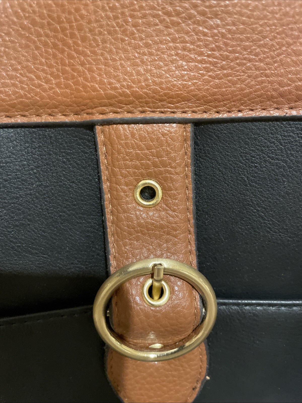 Stylish, Timeless Handbag - image 10